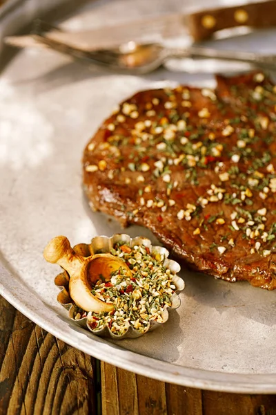 Vitlök Chili Krydda Blandning Med Bbq Grillad Biff Tallrik — Stockfoto