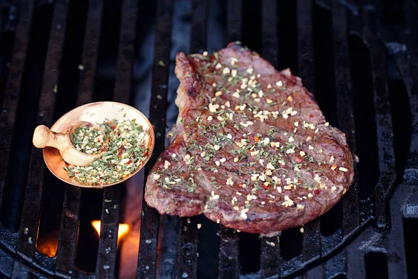 Ribeye Steak Sur Barbecue Grill Avec Flamme Ail Piment Mélange — Photo