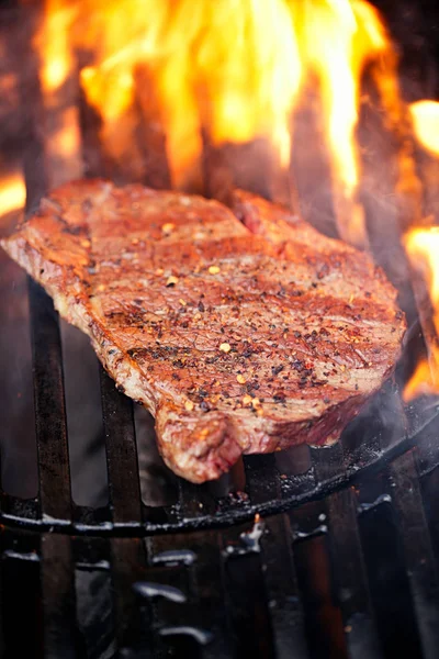 Stek Ribeye Grilla Grill Płomienia — Zdjęcie stockowe