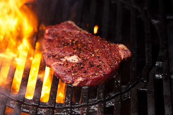 Ribeye Steak Sur Barbecue Grill Avec Flamme — Photo
