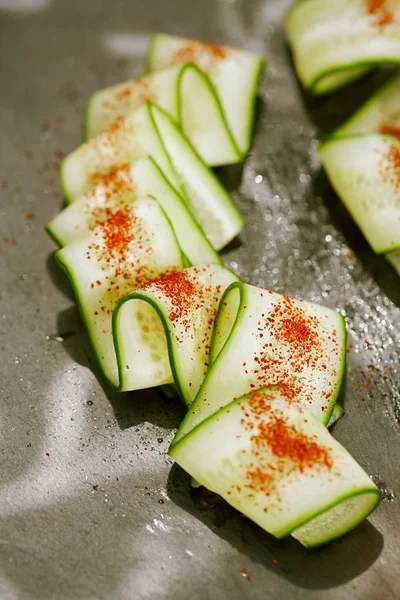 Grond Red Sumak Bessen Besprenkeld Komkommer Slice — Stockfoto