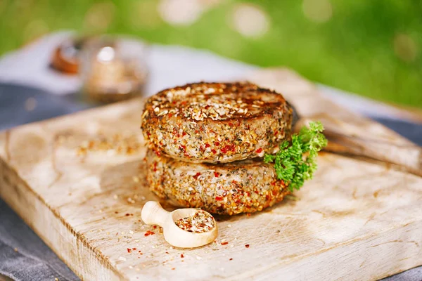 Bárány Hamburgert Menta Fából Készült Táblán Paprika Fűszeres — Stock Fotó