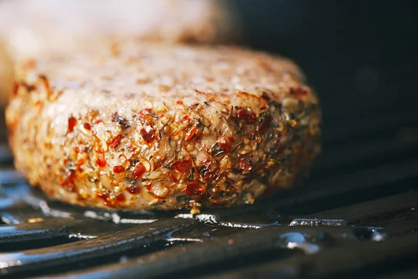 ミントと炎とバーベキュー グリルにコショウで味付けラム肉ハンバーガー — ストック写真