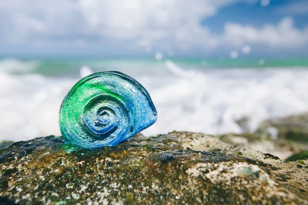 Tropische Muschel Aus Glas Mit Wellen Unter Sonnenschein — Stockfoto