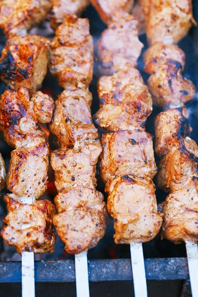 肉のケバブ 串と炎のグリルのシャシリク — ストック写真