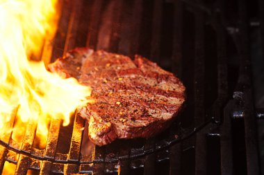 antrikot Biftek Biftek Barbekü ızgara ile alev