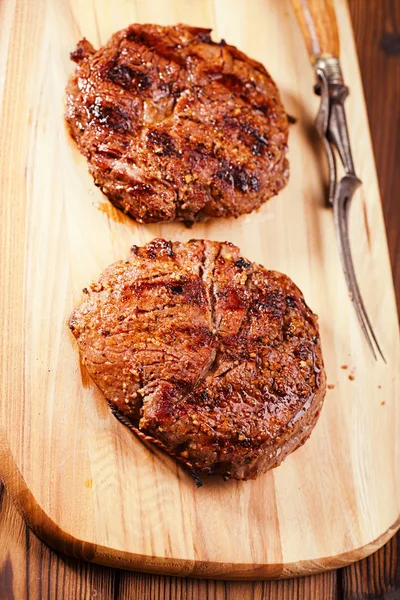 Bifes Carne Tábua Madeira Com Garfo Carne — Fotografia de Stock