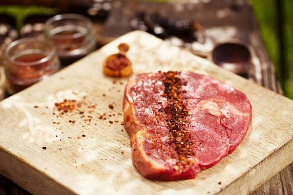 木の板にバーベキュー牛肉ステーキとチポトレ フレーク唐辛子スパイス — ストック写真