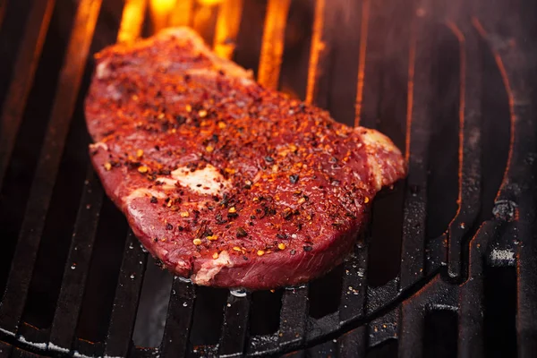 Ribeye Steak Boeuf Sur Barbecue Grill Avec Flamme — Photo