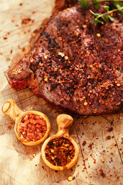 Biefstuk Met Chipotle Peper Vlokken Houten Bord — Stockfoto