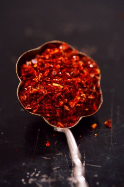 Geleneksel harissa baharat karışımı olarak siyah arka plan üzerine kaşık