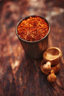 Geleneksel harissa baharat karışımı metalik Kupası masada ahşap kepçe