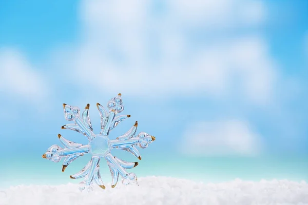 Kerstbal Glas Sneeuwvlok Strand Met Zeegezicht Achtergrond — Stockfoto