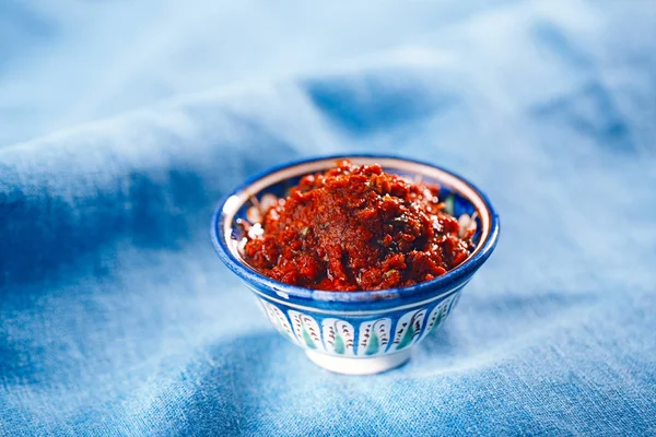 Rosa Tradicional Caseira Harissa Pasta Pimenta Quente Vermelha Morroca Tigela — Fotografia de Stock