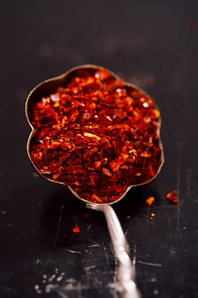 Traditionella Harissa Spice Mix Sked Svart Bakgrund — Stockfoto