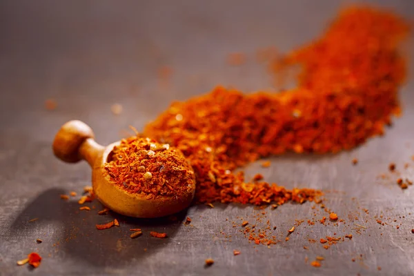 Dřevěná Naběračka Rozptýlenými Ras Hanout Spice Mix — Stock fotografie