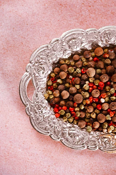 Cinq Peppercorn Mix Sur Plateau Métallique Sur Marbre Rose — Photo