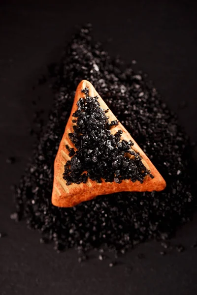 Гавайская Черная Лава Морская Соль Треугольном Оранжевом Камне Черном Фоне — стоковое фото