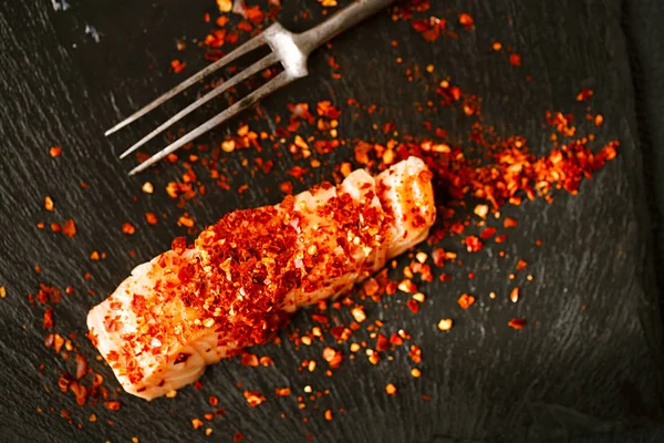Harissa 香料和叉子在石板上的热熏鲑鱼 — 图库照片