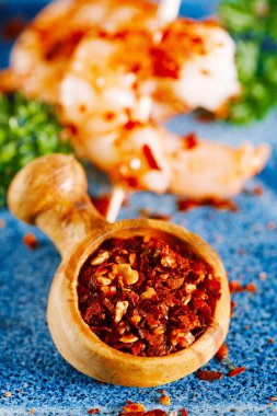 Kral harissa baharat karışımı mavi plaka ile karides