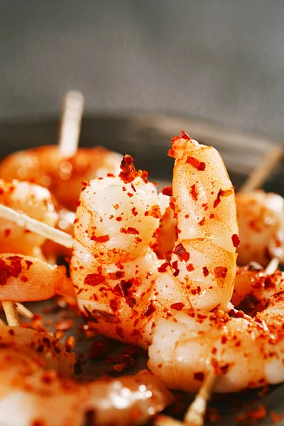 Großaufnahme Von Riesengarnelen Mit Harissa Gewürz Auf Metallischer Platte — Stockfoto