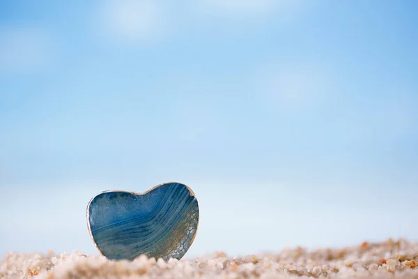 Cuore Gemma Blu Sulla Spiaggia Sabbia Bianca — Foto Stock