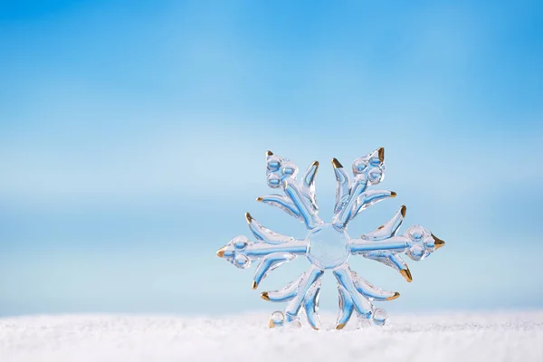 Glitter Glas Sneeuwvlok Kerstbal Strand Met Zeegezicht Achtergrond — Stockfoto