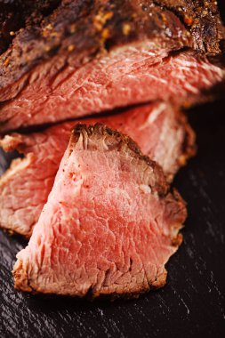 sığır eti biftek kızartma, mükemmel pişmiş ve ahşap üzerine ızgara sous vide