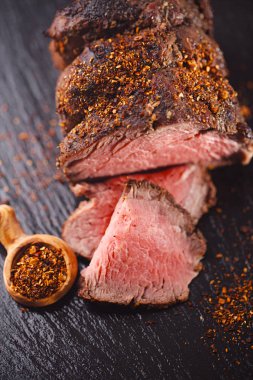 chipotle biber pul ile sığır eti biftek kızartma, mükemmel pişmiş ve ahşap üzerine ızgara sous vide