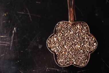 Sağlıklı Chia tohum karanlık metal zemin üzerine vintage gümüş kase