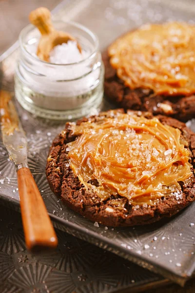 Salted Caramel Chocolate Cookies Salt Flakes Spatula Vintage Tin — Stock Photo, Image