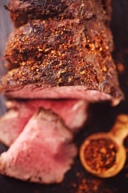 chipotle biber pul ile sığır eti biftek kızartma, mükemmel pişmiş ve ahşap üzerine ızgara sous vide
