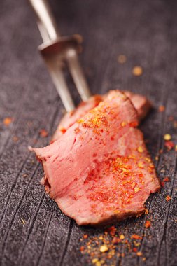 sığır eti biftek kızartma, mükemmel pişmiş ve ahşap üzerine ızgara sous vide