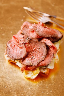 sığır eti biftek kızartma mükemmel pişmiş ve ızgara sandviç altın plaka üzerinde sous vide