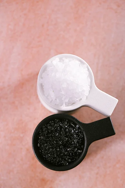 White Crystal Rock Salt Hawaiian Black Lava Sea Salt Cups — Stockfoto