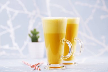 Zerdeçal latte kahve için altın bir bükülme, içki aromatik zerdeçal tozu ve baharat ile buharlı süt tarafından yapılan