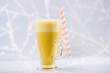 Zerdeçal latte kahve için altın bir bükülme, içki aromatik zerdeçal tozu ve baharat ile buharlı süt tarafından yapılan