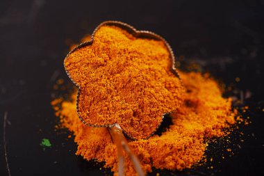 zerdeçal latte baharat karışımı koyu arka plan üzerinde