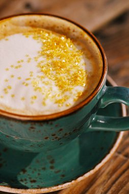 Zerdeçal latte veya altın süt, baharat ve aromatik zerdeçal tozu dumanı tüten sütlü içki olmaktadır