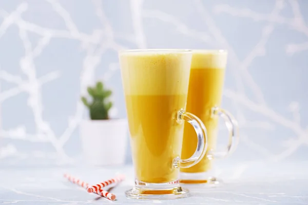 Kurkuma Latte Zlatý Twist Kávu Nápoj Vyroben Kouřící Mléko Aromatickými — Stock fotografie