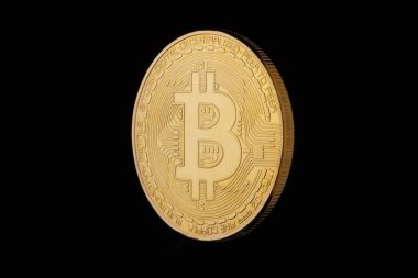 Para bitcoin, altından bir siyah arka plan üzerine izole.