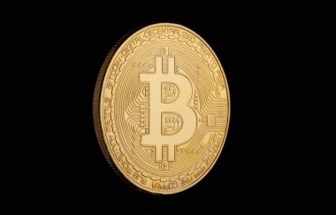 Para bitcoin, altından bir siyah arka plan üzerine izole.