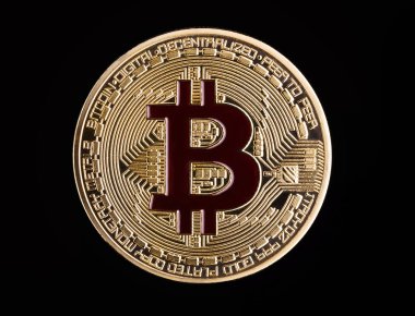 Para bitcoin, altından bir siyah arka plan üzerine izole.
