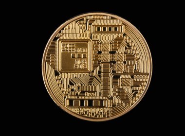 Para bitcoin, altından bir siyah arka plan üzerine izole.