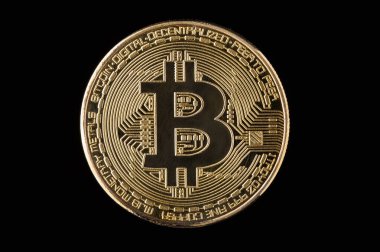 Para bitcoin, altından bir siyah arka plan üzerine izole.
