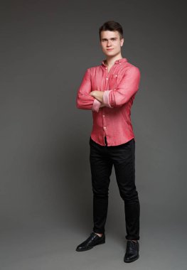 gri bir arka plan üzerinde izole dalgın genç bir adam portresi.