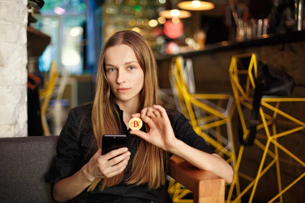 Młoda Kobieta Bitcoin Smartphone Siedzi Kawiarni — Zdjęcie stockowe