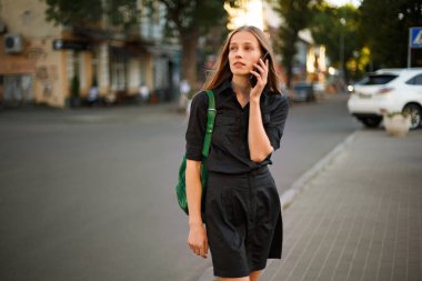 kredi kartı ve smartphone eski şehir sokak arka plan üzerinde elinde olan kadın