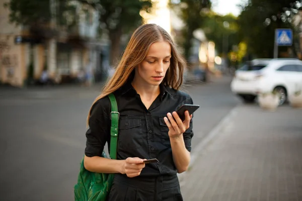 Młoda Kobieta Karty Kredytowej Smartfon Dłoni Tle Starego Miasta Ulica — Zdjęcie stockowe