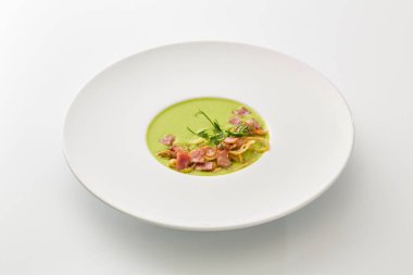 yeşil ve beyaz arka plan üzerinde izole pastırma ile krem çorba.